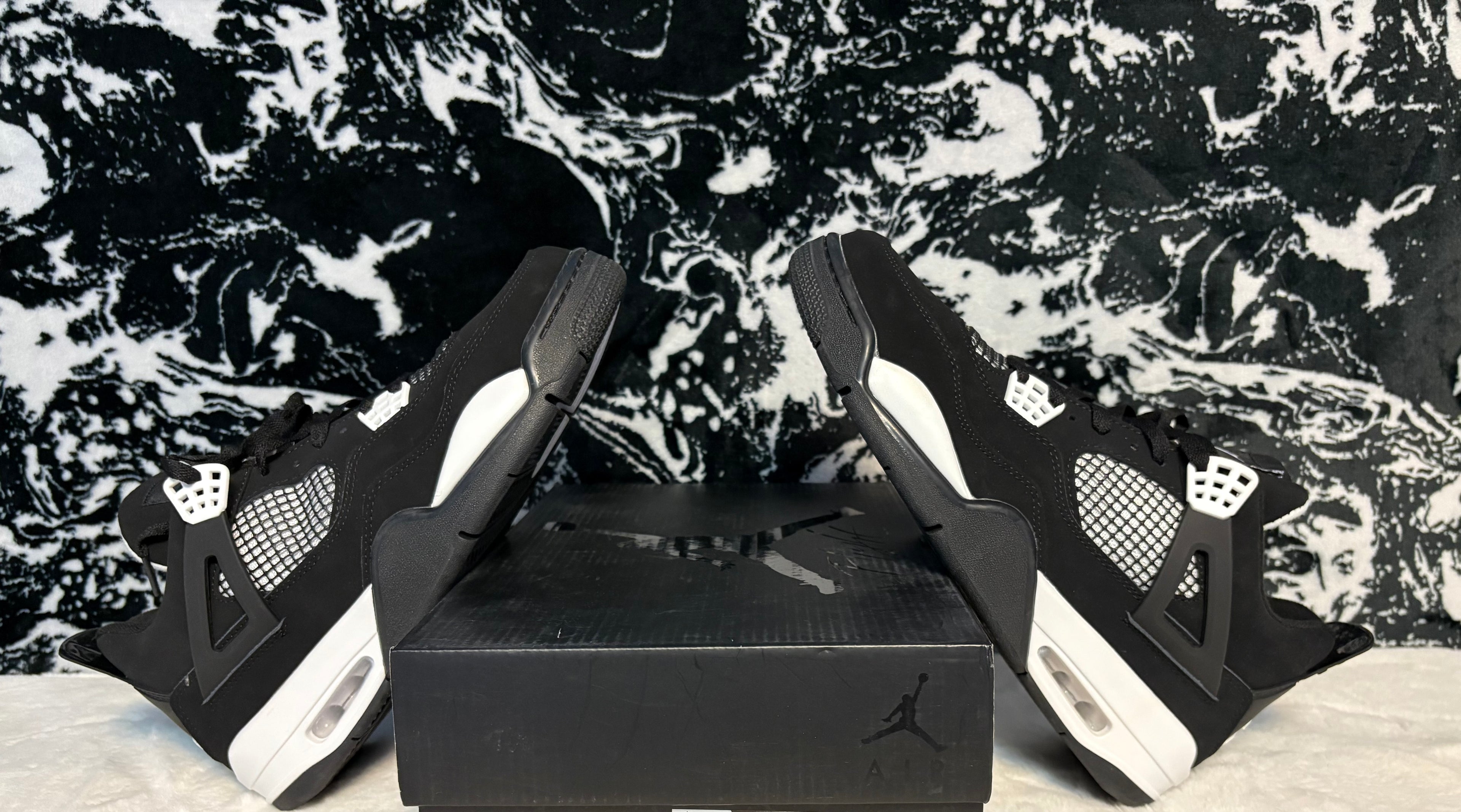 Jordan 4 Retro
White Thunder